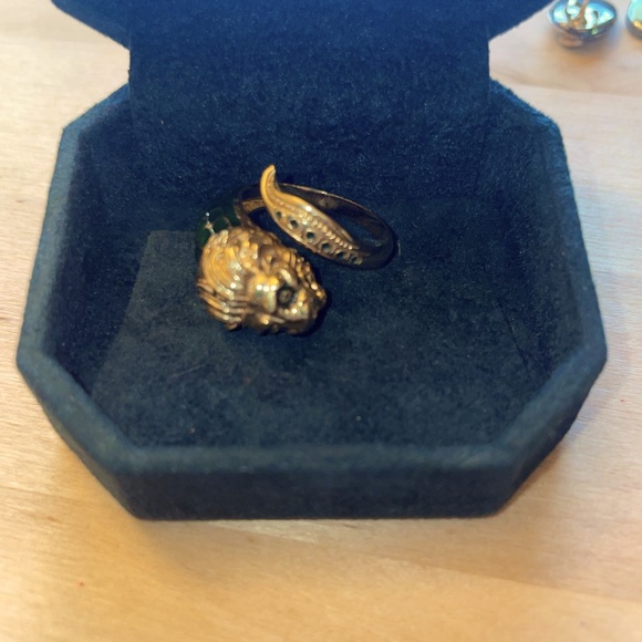 Vintage Lion Head ring and matching bracelet with emerald green enamel accents. - Picture 4 of 13